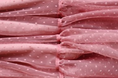 Pembe yumuşak tül polka nokta veya sineklerle tül, doku arka plan. Kız için örülü elbise, kumaş katları ya da dalgalar. Seçici odak.