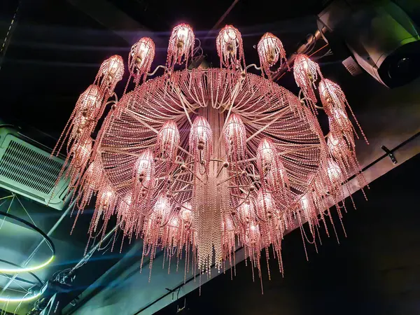 Lámpara Redonda Con Colgantes Cristal Rosa Textura Brillante Lujo Hebras — Foto de Stock