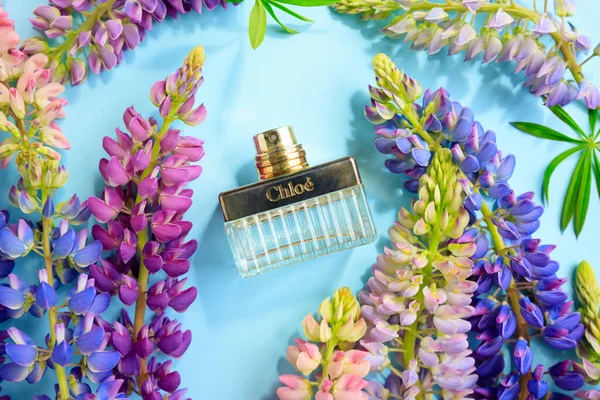 Flacon Parfum Vintage Chloe Fleur Fleurs Lupin Multicolores Sur Fond — Photo