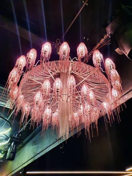 Lámpara Redonda Con Colgantes Cristal Rosa Textura Brillante Lujo Hebras — Foto de Stock