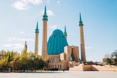 Pavlodar, Kazakistan - 10.05.2022: Güneşli sonbahar gününde Maşkhur Jusup Merkez Camii. Din İslam ve seyahat kavramı.