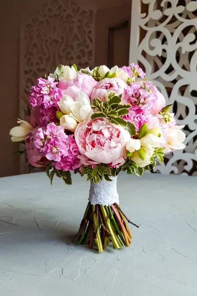 Весільний Букет Рожевими Півоніями Білою Фрезією Рожевою Гілліфлорою Меттіоли Зеленою — стокове фото