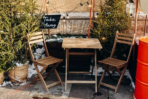 Café Extérieur Sur Rue Décoré Illuminé Pour Noël Tables Bois — Photo