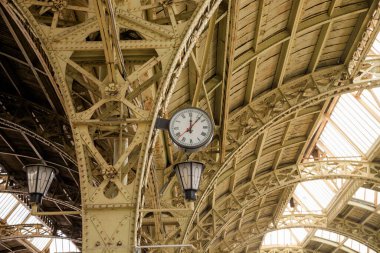 Vitebsk tren istasyonunun içi. Romalı saat ve demiryolu veya metro istasyonunun cam çatısı. 12 'de, 12' yi 7 geçe..