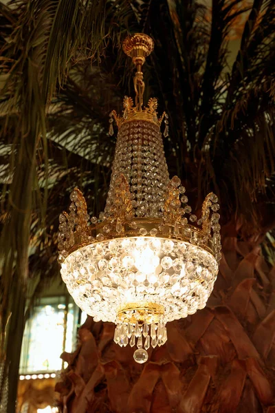Lámpara Araña Lujo Dorada Con Colgantes Cristal Filas Círculos Gemas — Foto de Stock