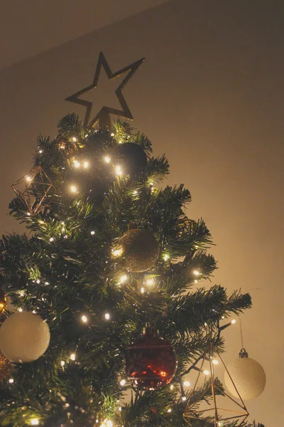 Julgran Dekoration Guld Röd Grön Och Vit Stjärna Vintage Vägg — Stockfoto