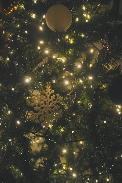 Weihnachtsbaumschmuck Gold Rot Grün Und Weiß Sterne Vintage Wanduhr Weihnachten — Stockfoto