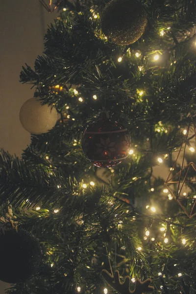 Weihnachtsbaumschmuck Gold Rot Grün Und Weiß Sterne Vintage Wanduhr Weihnachten — Stockfoto