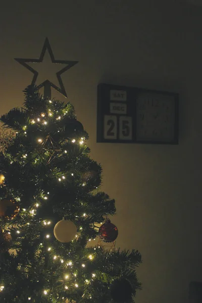 Weihnachtsbaumschmuck Gold Rot Grün Und Weiß Sterne Vintage Wanduhr Weihnachten — Stockfoto