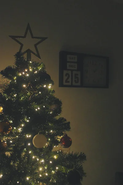 Kerstboom Decoratie Goud Rood Groen Wit Ster Vintage Muur Klok — Stockfoto