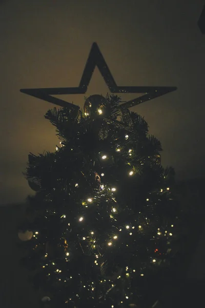 圣诞树装饰 星光古城墙钟 圣诞背景照片可爱客厅沙发 — 图库照片