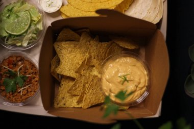 Meksika yemeği - taco bulanık çedar peyniri sosu 