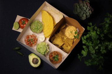 Meksika yemeği - taco bulanık çedar peyniri sosu 