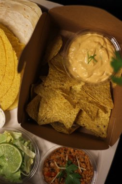 Meksika yemeği - taco bulanık çedar peyniri sosu 