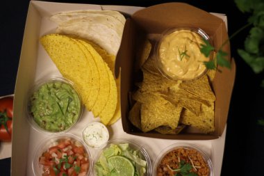 Meksika yemeği - taco bulanık çedar peyniri sosu 