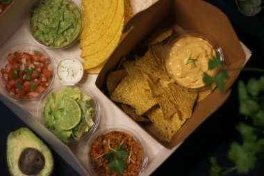 Meksika yemeği - taco bulanık çedar peyniri sosu 