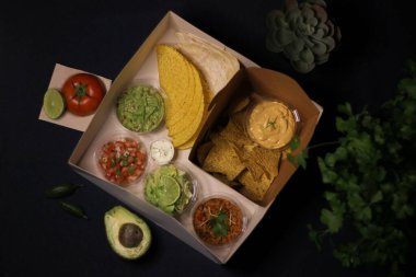 Meksika yemeği - taco bulanık çedar peyniri sosu 