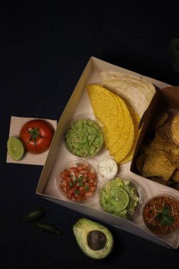 Meksika yemeği - taco bulanık çedar peyniri sosu 