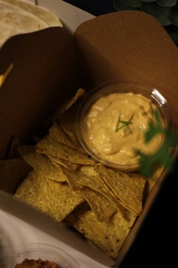 Meksika yemeği - taco bulanık çedar peyniri sosu 