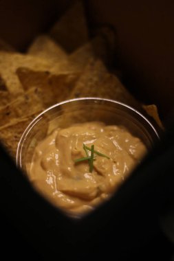 Meksika yemeği - taco bulanık çedar peyniri sosu 