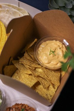 Meksika yemeği - taco bulanık çedar peyniri sosu 