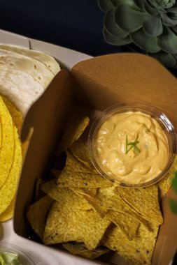 Meksika yemeği - taco bulanık çedar peyniri sosu 