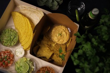 Meksika yemeği - taco bulanık çedar peyniri sosu 