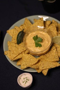 Meksika yemeği - taco bulanık çedar peyniri sosu 