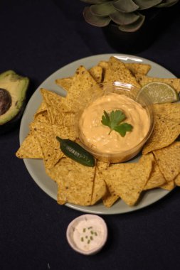 Meksika yemeği - taco bulanık çedar peyniri sosu 
