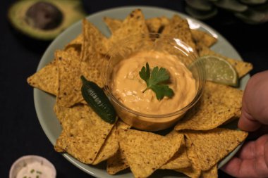 Meksika yemeği - taco bulanık çedar peyniri sosu 