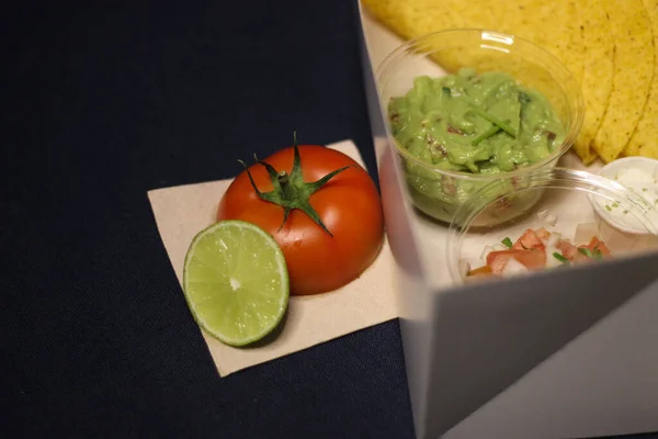 メキシコ料理 タコスぼかし チェダーチーズソース — ストック写真