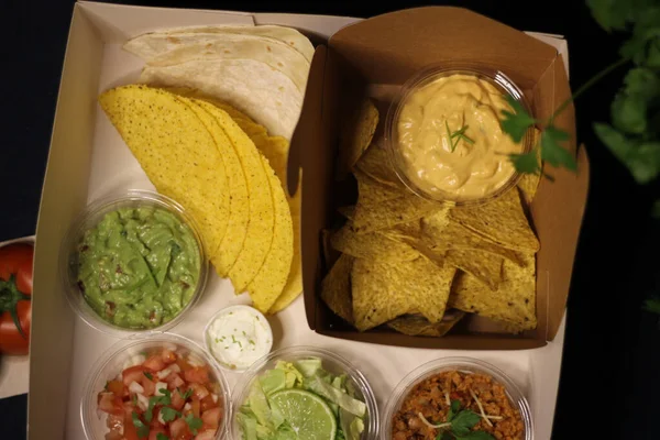 Meksika yemeği - taco bulanık çedar peyniri sosu 