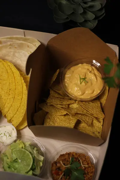Mexikói Élelmiszer Taco Elmosódás Cheddar Sajt Szósz — Stock Fotó