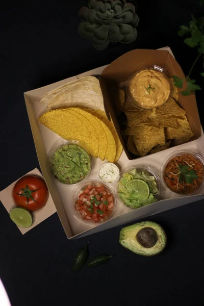 メキシコ料理 タコスぼかし チェダーチーズソース — ストック写真