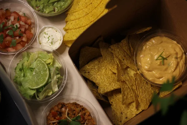 Meksika yemeği - taco bulanık çedar peyniri sosu 