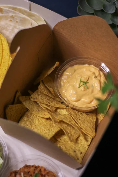 Meksika yemeği - taco bulanık çedar peyniri sosu 