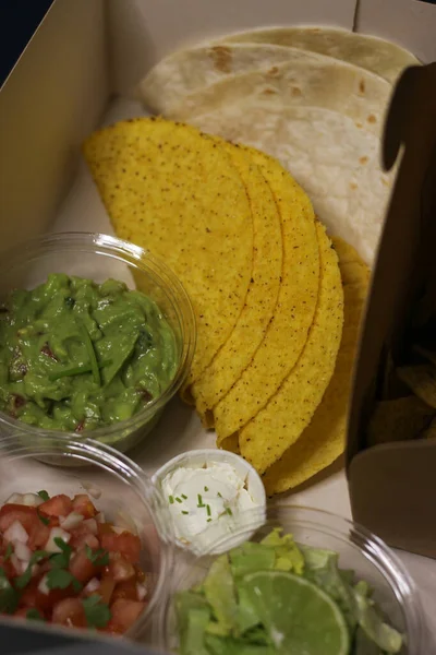 メキシコ料理 タコスぼかし チェダーチーズソース — ストック写真