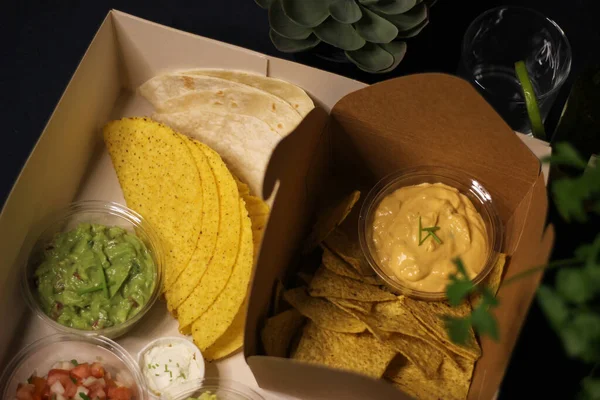 Mexikói Élelmiszer Taco Elmosódás Cheddar Sajt Szósz — Stock Fotó