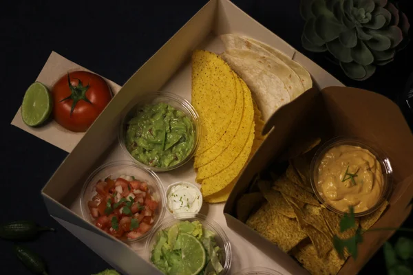 Meksika yemeği - taco bulanık çedar peyniri sosu 