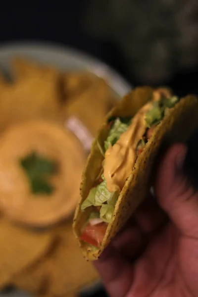Mexické Jídlo Taco Rozmazání Čedar Sýrová Omáčka — Stock fotografie