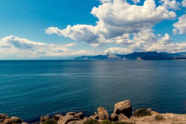 Dağların deniz manzarası ve Kırım denizi. Yaz, güneş, deniz. 