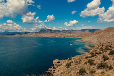 Dağların tepesinden deniz manzarası. Denizin doğası. Bulutlar, deniz, dağlar. Güneşli bir gün. Yatay fotoğraf. Tatil, seyahat. Kavram: takvim, kapak.