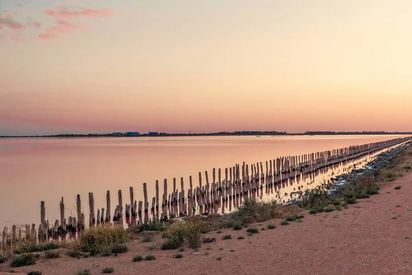 Filary solne na różowym jeziorze. Zachód słońca, wschód słońca w letni dzień na różowym jeziorze. — Zdjęcie stockowe