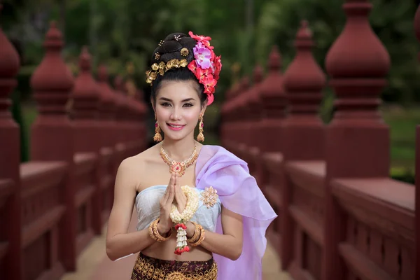 Mujer tailandesa en traje tradicional de Tailandia —  Fotos de Stock