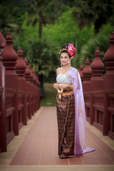 Mujer tailandesa en traje tradicional de Tailandia —  Fotos de Stock