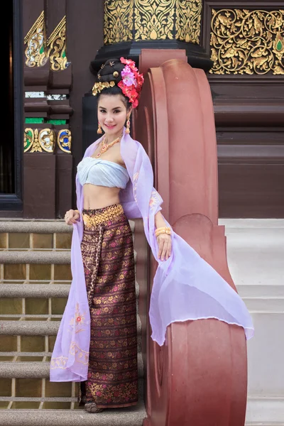 Thailändsk kvinna i traditionell kostym i Thailand — Stockfoto