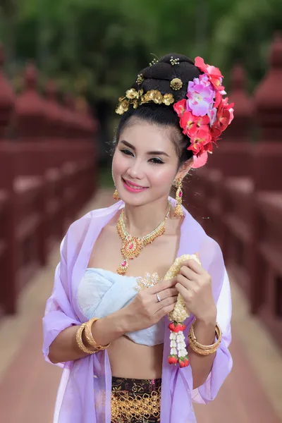 Mulher tailandesa em traje tradicional da Tailândia — Fotografia de Stock