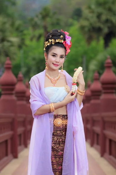 Mujer tailandesa en traje tradicional de Tailandia — Foto de Stock