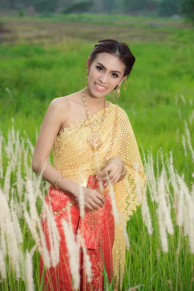 Mujer tailandesa en traje tradicional de Tailandia — Foto de Stock