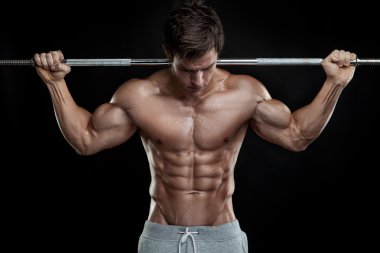 kaslı vücut geliştirmeci biri dumbbells ile bla yapıyor